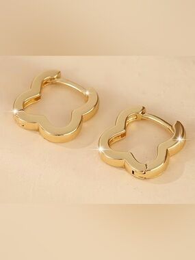 Scallop Huggie Hinged hoop earrings*